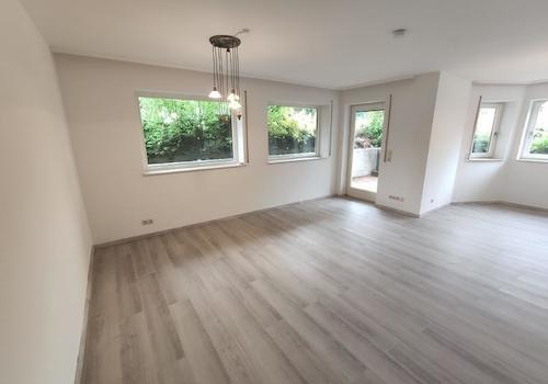 Wohnzimmer mit Zugang zur Terrasse Bild 2