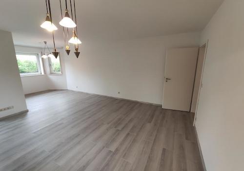 Wohnzimmer mit Zugang zur Terrasse Bild 3