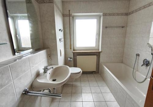 Bad mit Badewanne und Dusche Bild 1