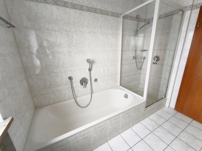 Bad mit Badewanne und Dusche Bild 2