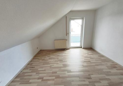 Kinder- /Arbeitszimmer mit Zugang zum Balkon Bild 2