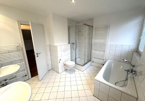 Bad mit Wanne und Fenster
