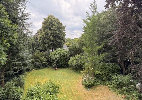 Blick in den parkähnlichen Garten