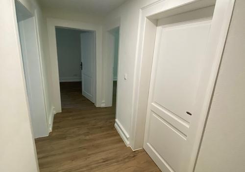 Flur mit Wohnungseingangstür