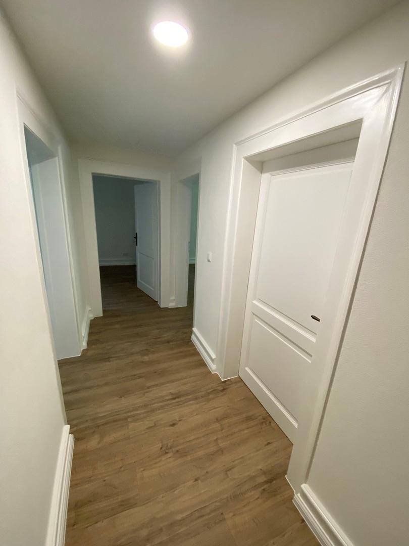 Flur mit Wohnungseingangstür