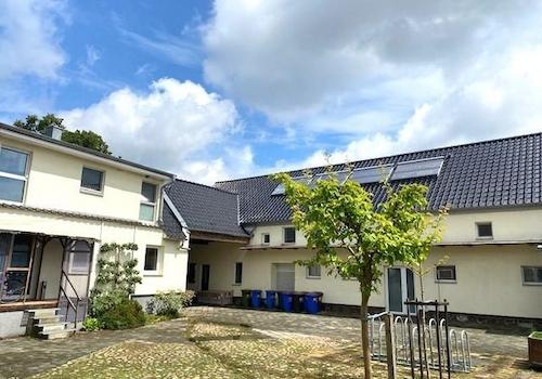Innenhof mit Einfahrt zum Dorf