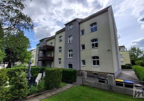 Hausansicht mit Eingangsbereich und Garten 