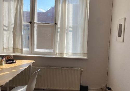 Wohnzimmer, Fenster n. Westen