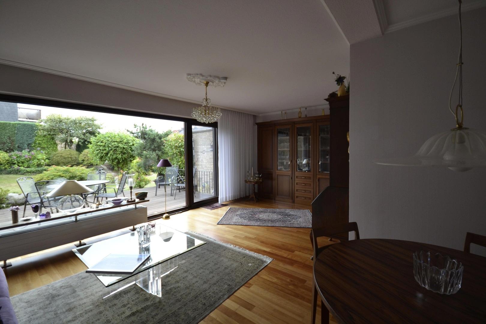 grosse Fensterfront zum Garten