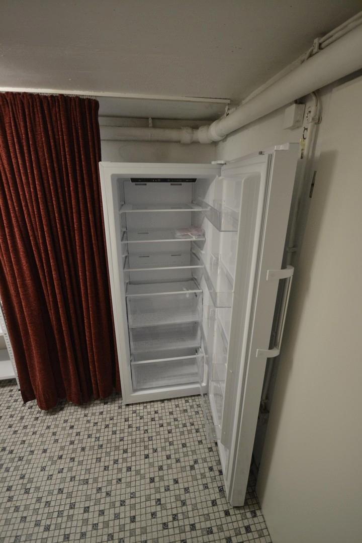 neuer Gefrierschrank im Keller