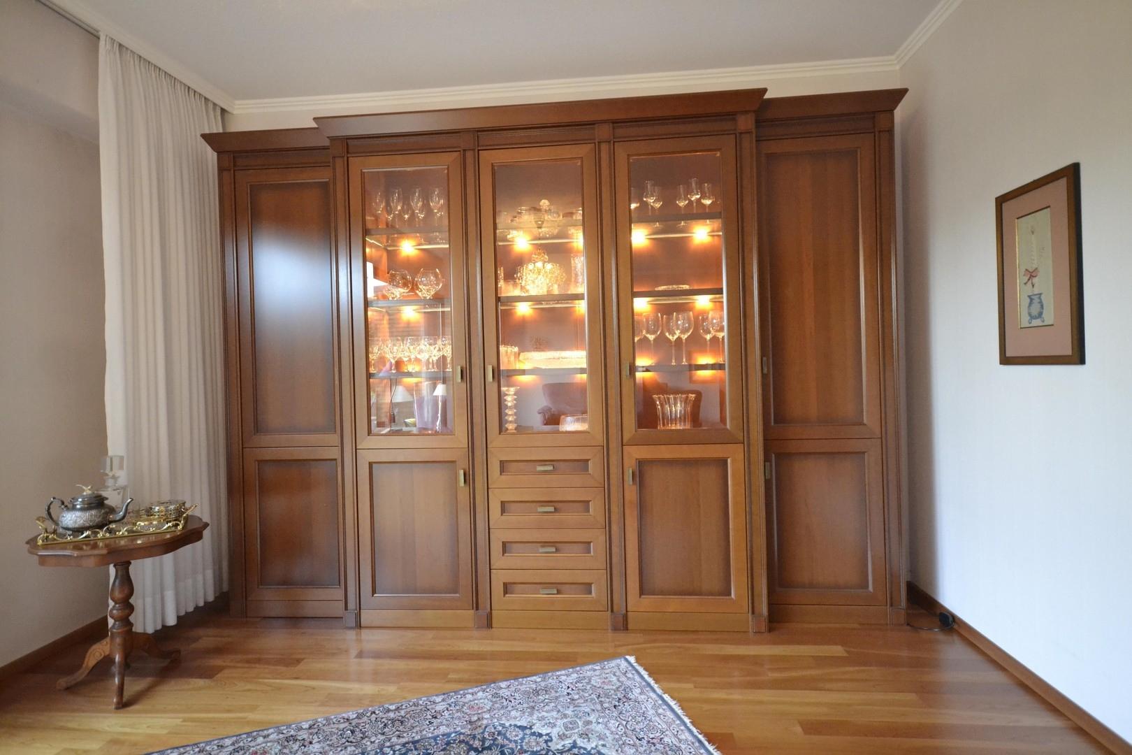 Wohnzimmerschrank inkludiert