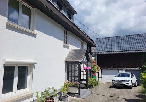 Innenhof mit Doppelgarage