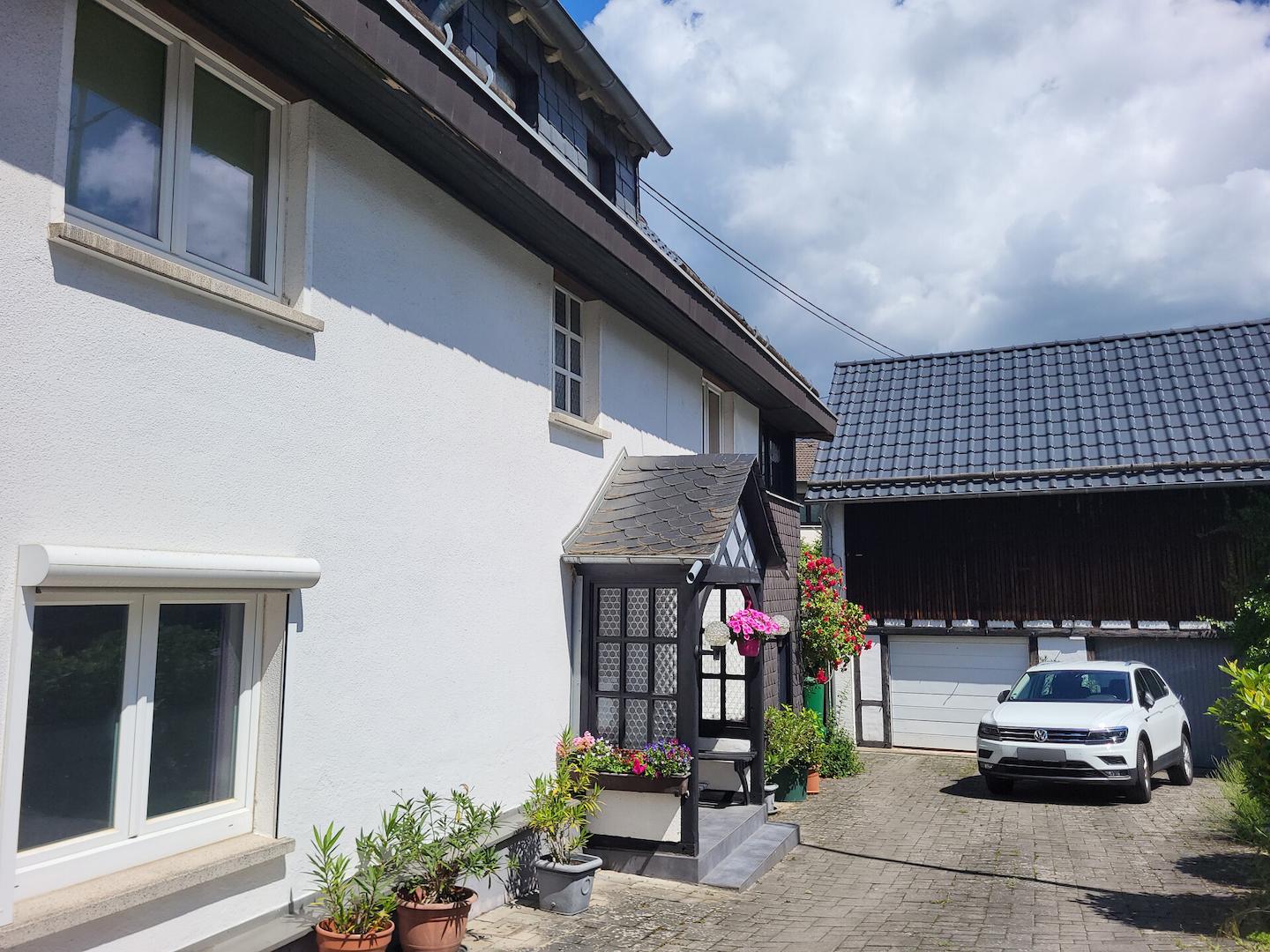 Innenhof mit Doppelgarage