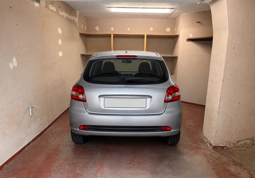 Garage mit Kleinwagen