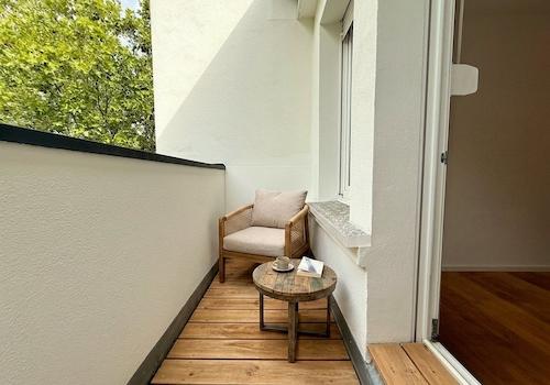 Blumenauer (c) - Balkon (KI Verbessert)