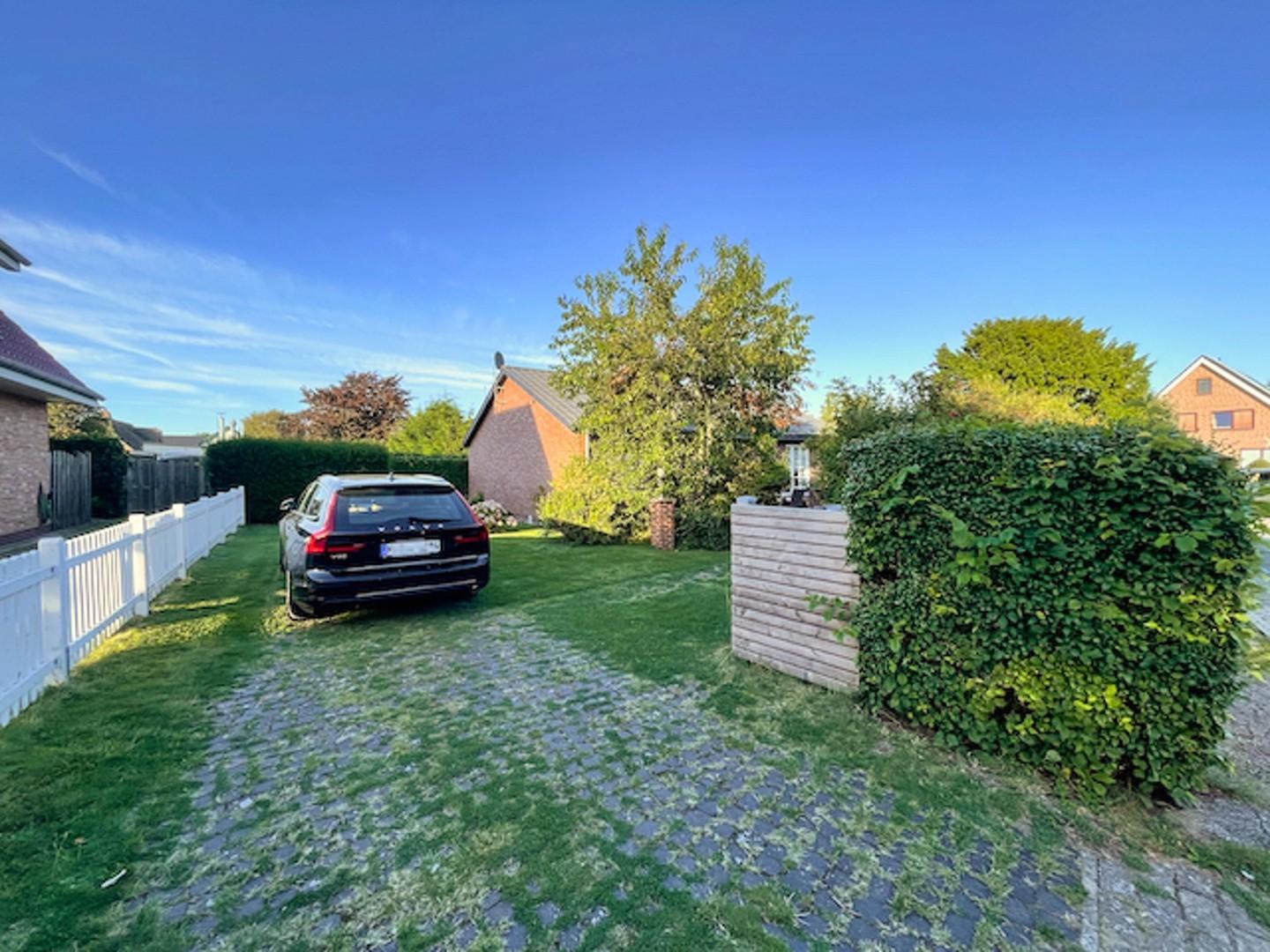 Einfahrt / 2 Parkplätze