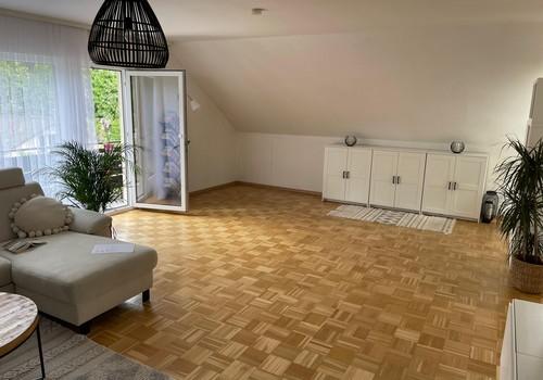 Großes, helles Wohnzimmer