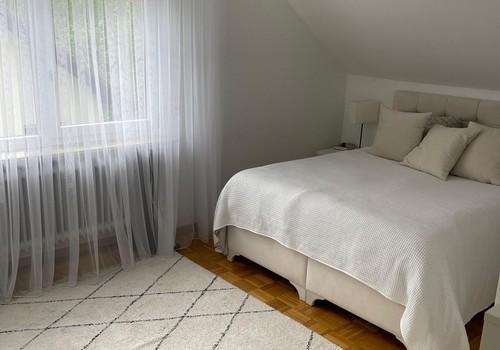 Geräumiges Schlafzimmer