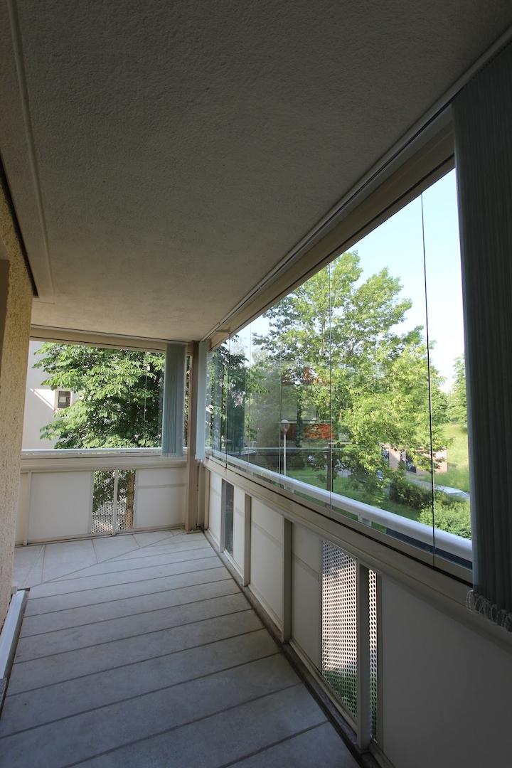 Balkon mit Verglasung (Muster)