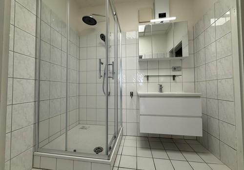 Bad mit Dusche und WC