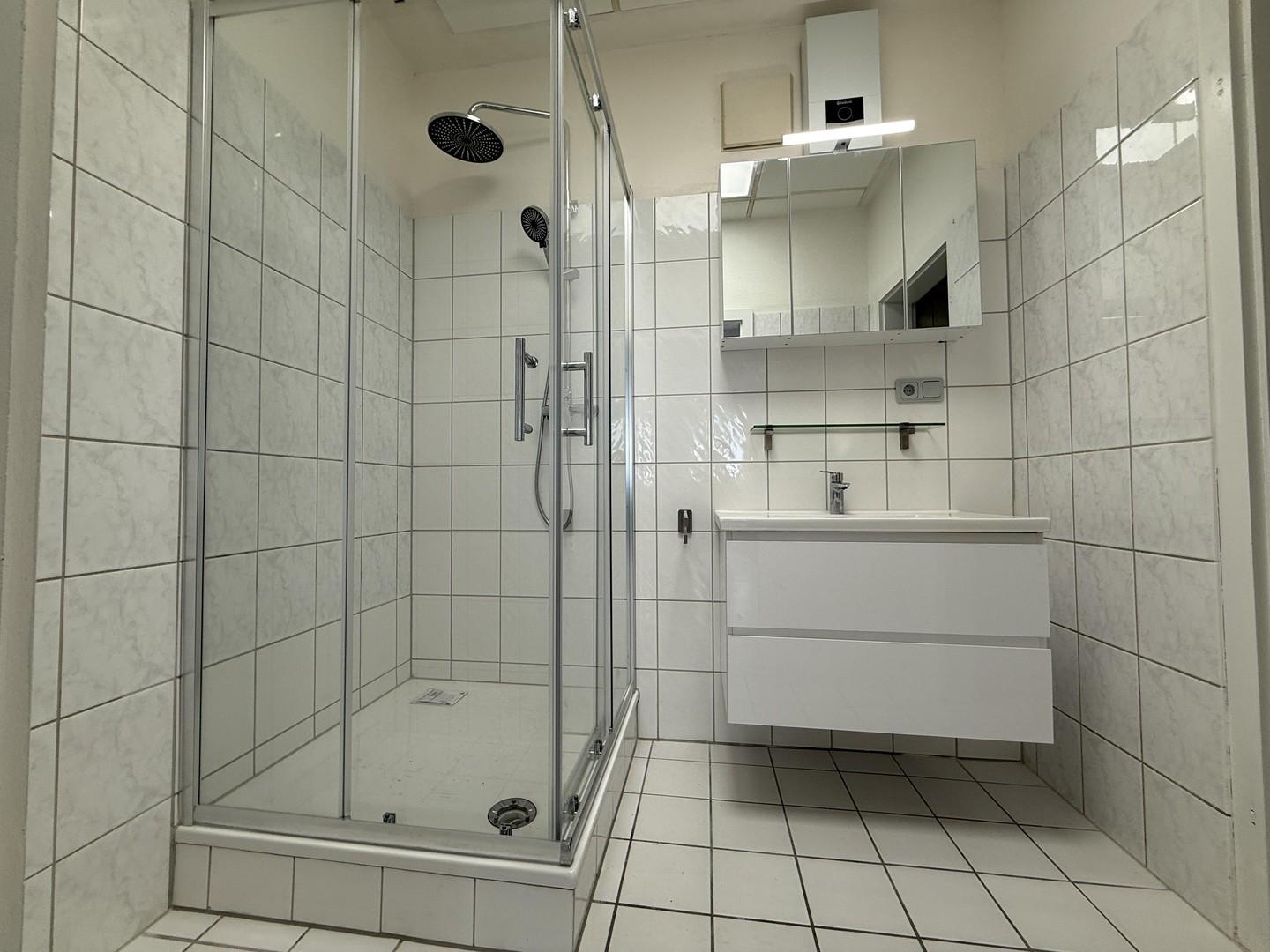 Bad mit Dusche und WC