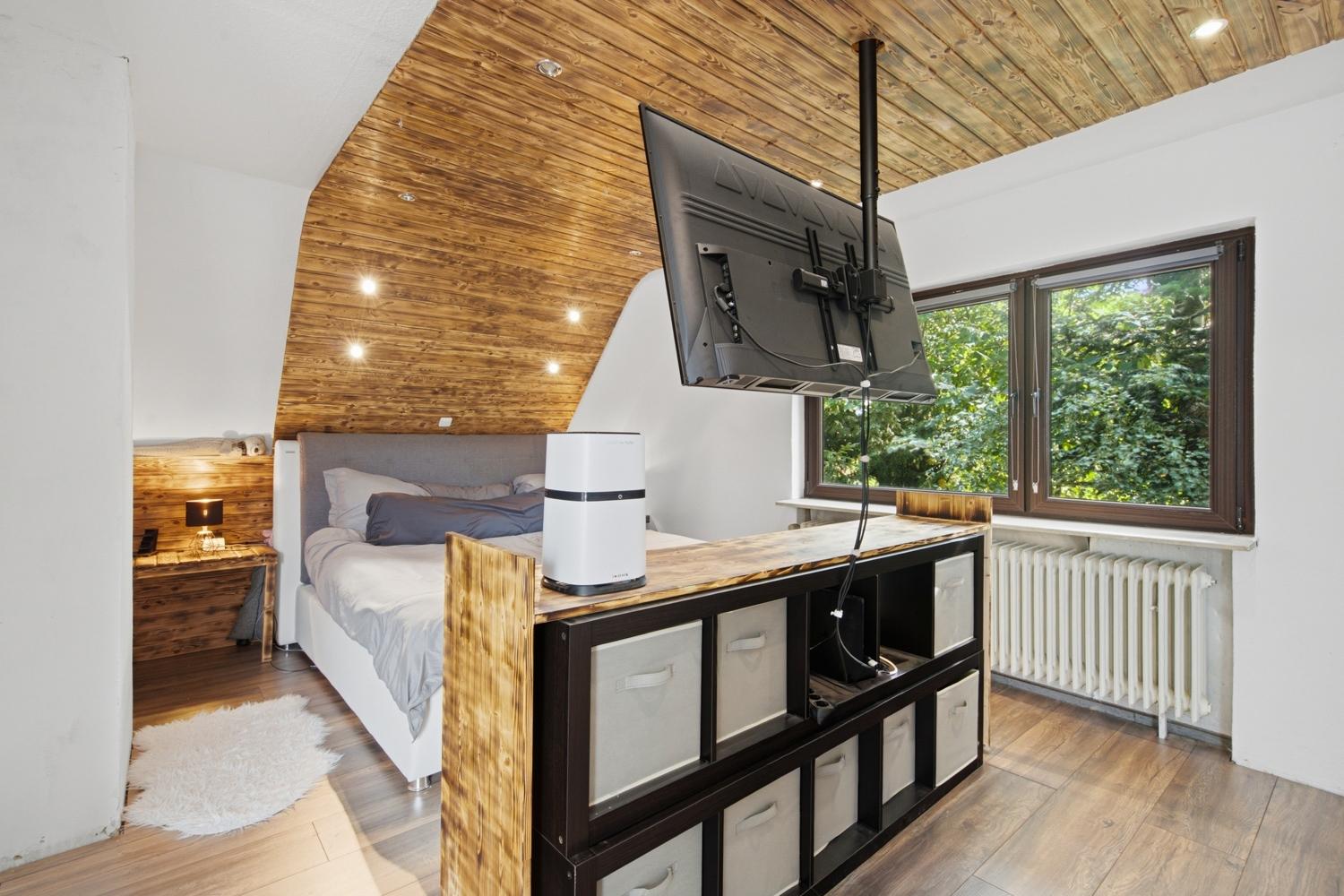 Modernes Schlafzimmer mit Blick ins Grüne