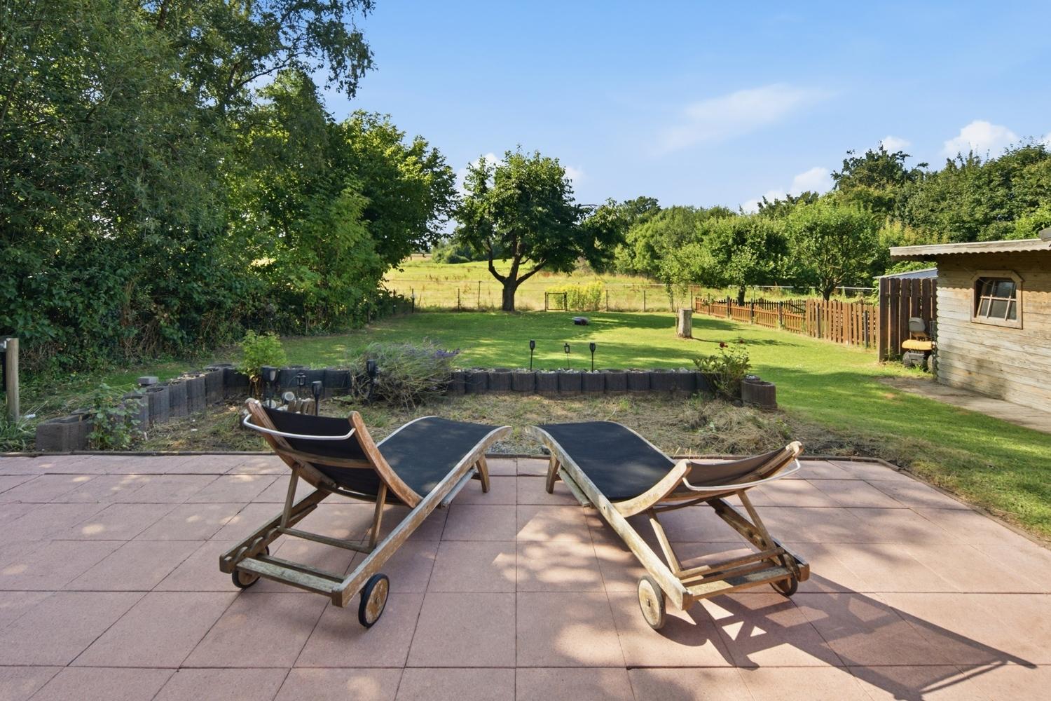 Terrasse mit großem Garten