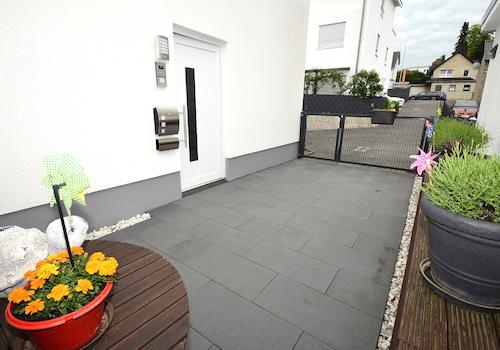 Eingang - Pkw-Stellplatz