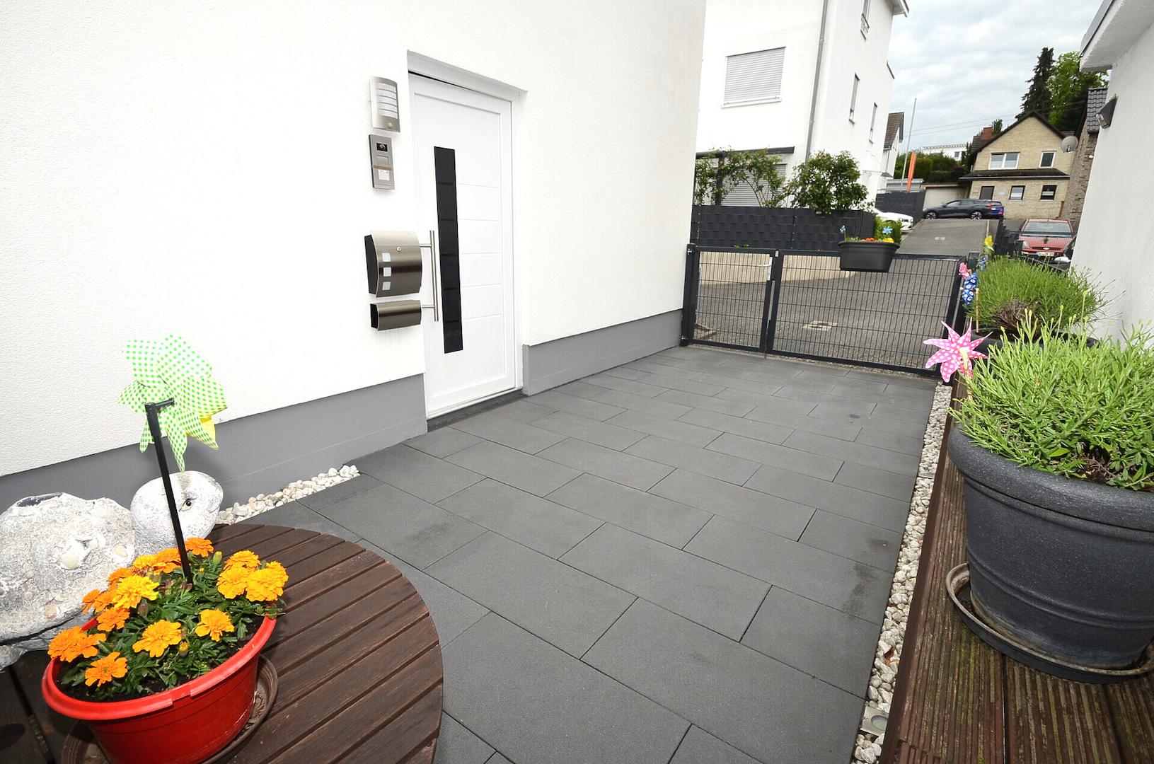 Eingang - Pkw-Stellplatz