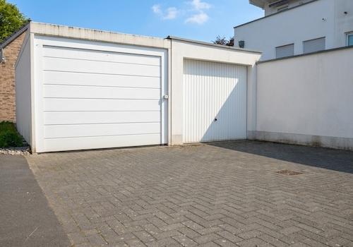 Garage mit elektr. Tor