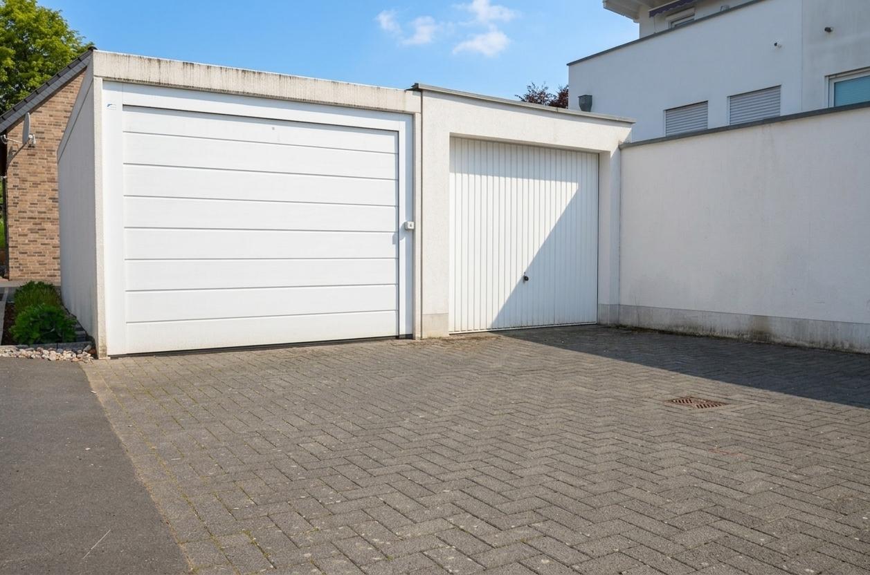 Garage mit elektr. Tor