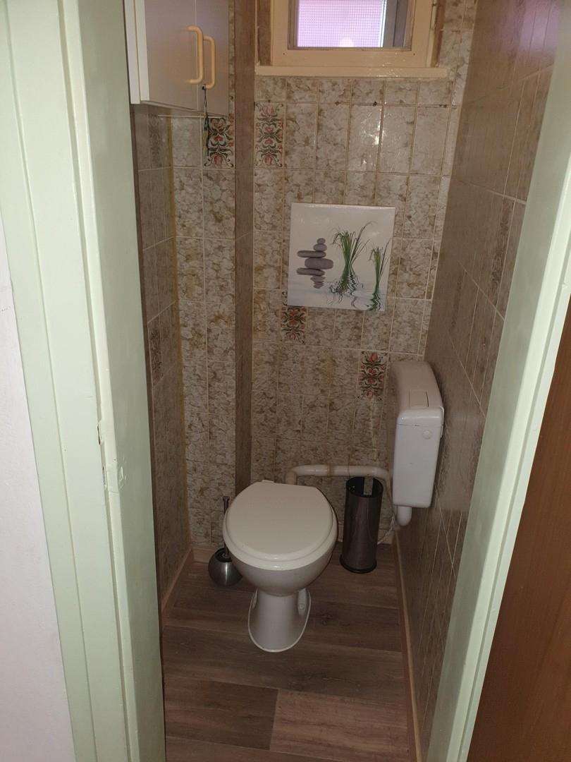 separates WC