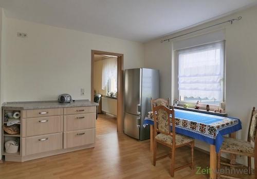großer Kühlschrank und Esstisch