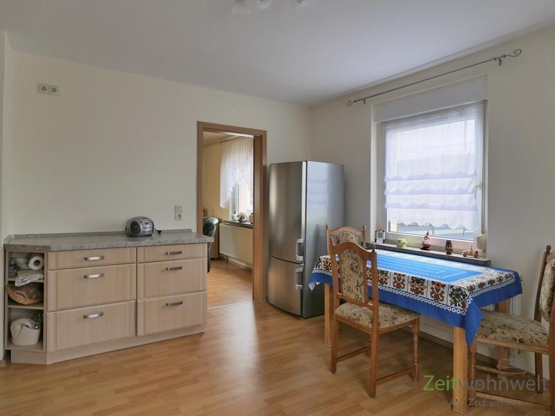 großer Kühlschrank und Esstisch