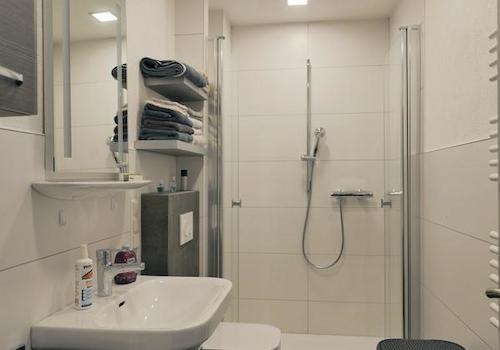 modernes Bad mit Dusche