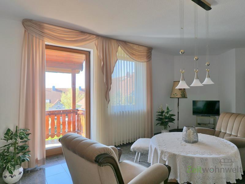 Blick zu Balkon und TV