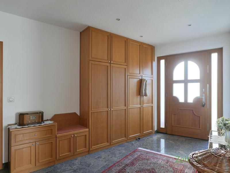 XL-Garderobenschrank und Haustüre