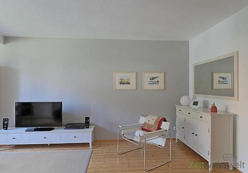 TV, Schaukelstuhl und Sideboard