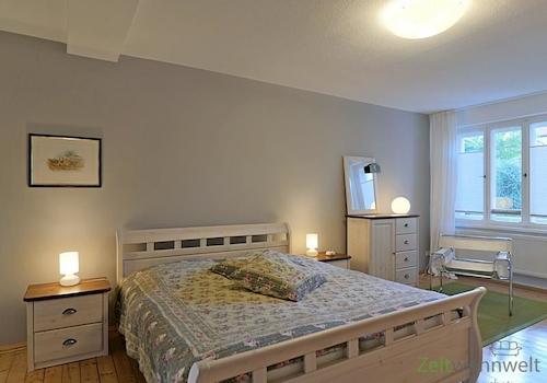 Doppelbett und Kommode
