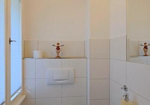 separates WC