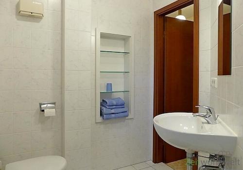Waschbecken und WC
