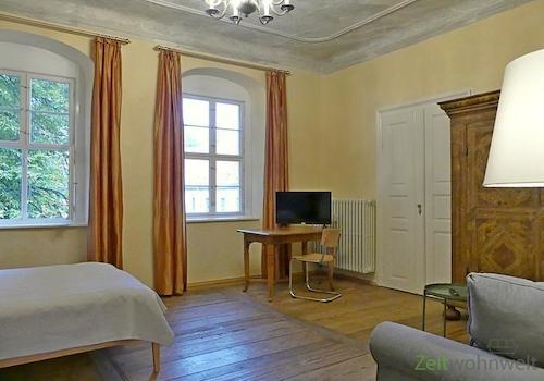 TV und Arbeitstisch