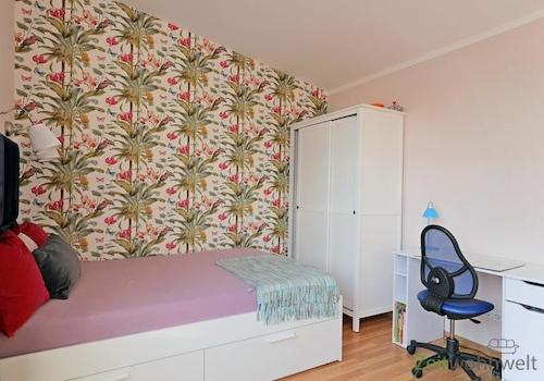 breites Bett und Schreibtisch