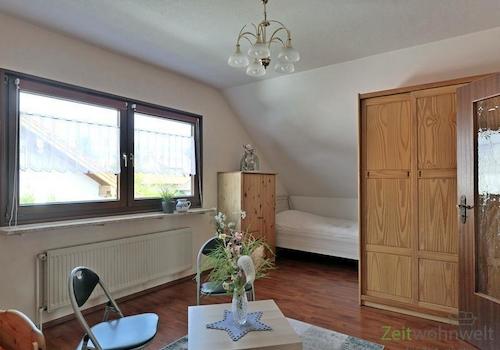 kleiner Tisch und Kleiderschrank
