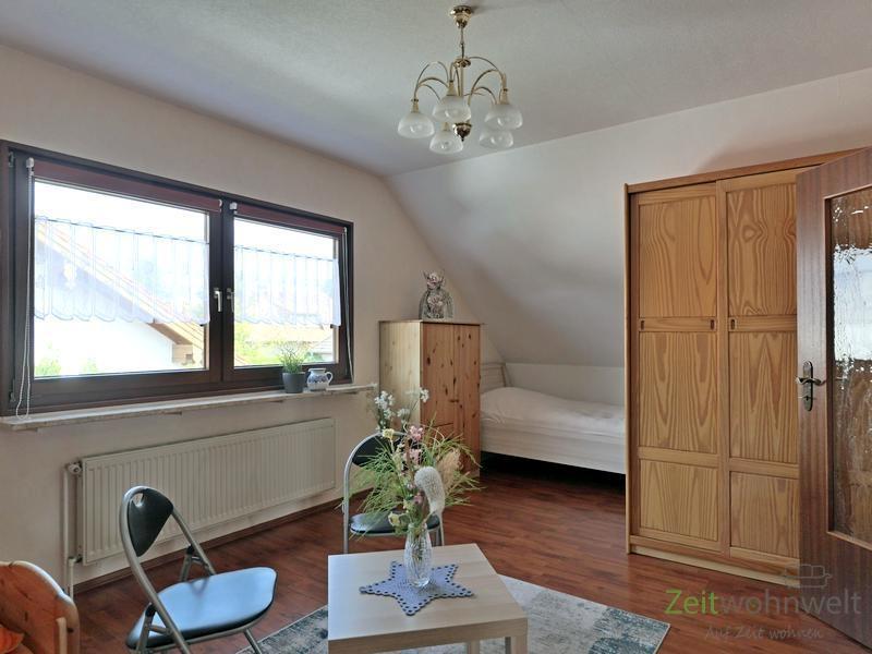 kleiner Tisch und Kleiderschrank