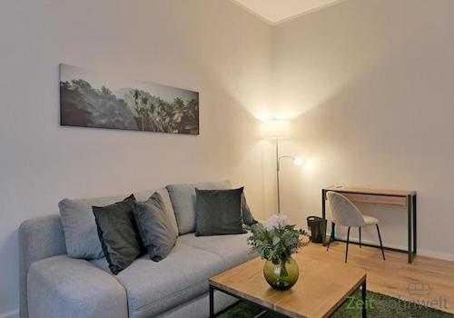 Sofa und kleiner Schreibtisch