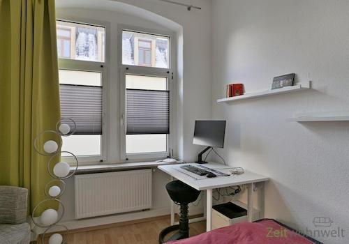 kleiner Schreibtisch mit Bildschirm