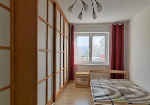 Bett und XXL-Kleiderschrank