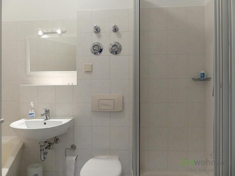 separate Dusche und Wanne