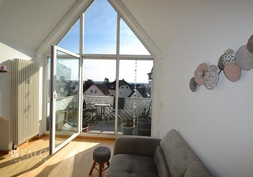 Wohnzimmer mit Balkon